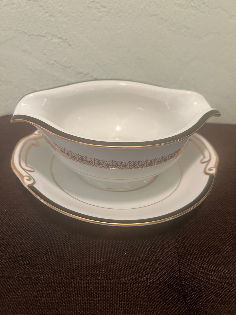 #2405*”4x9”Vintage 1950, Sone, White & Gold Porcelain Gravy Boat with Underplate - Picture 3 of 17